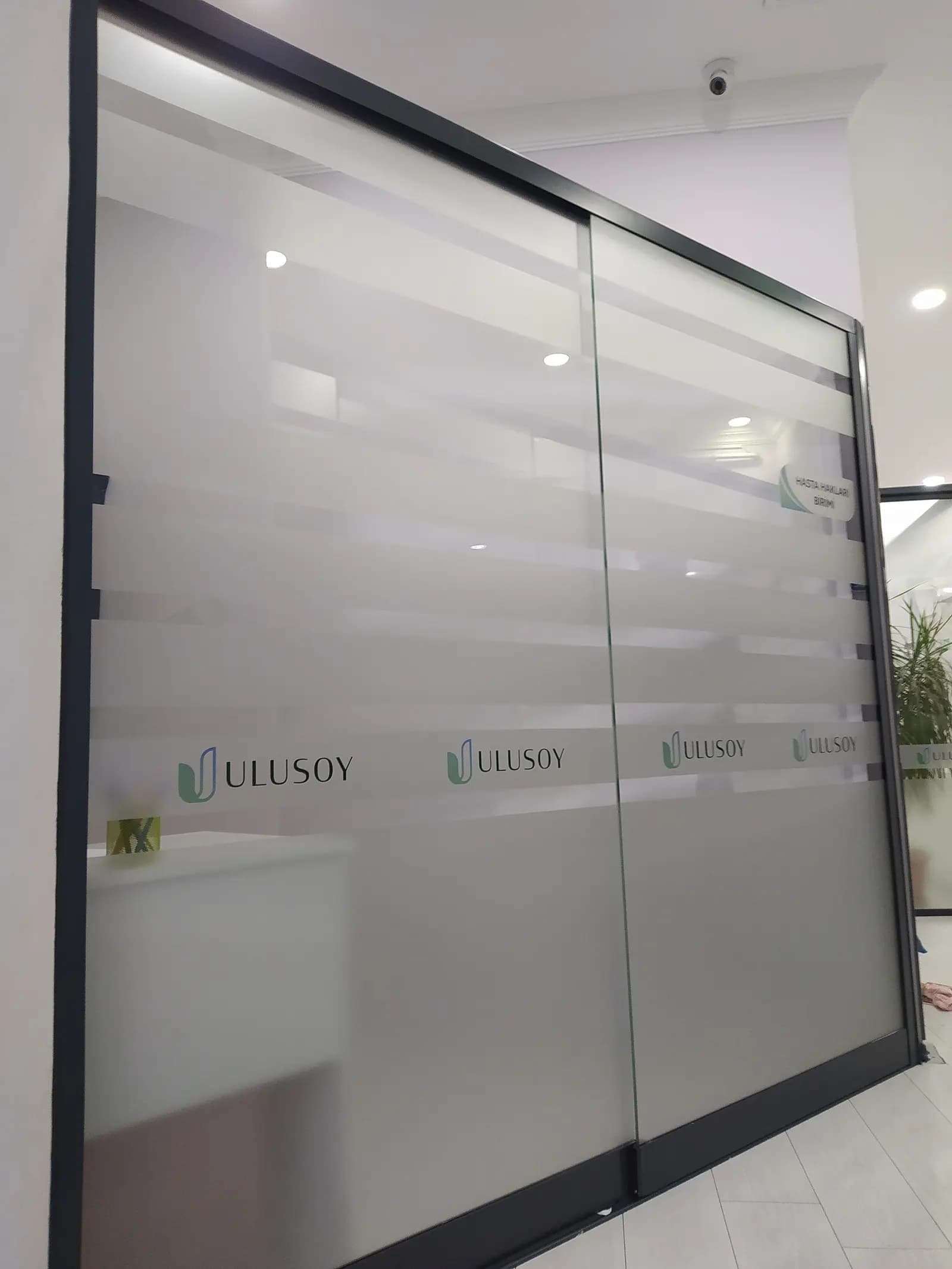 Ofis camı için logolu kumlama folyo uygulaması