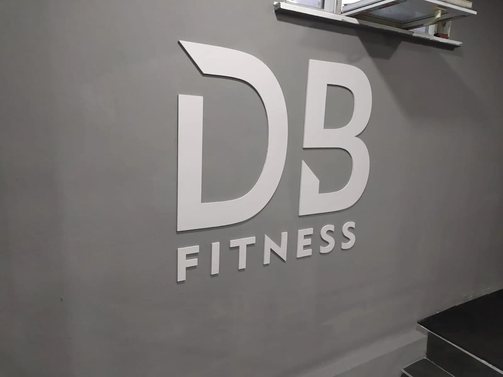 DB Fitness logo duvarı