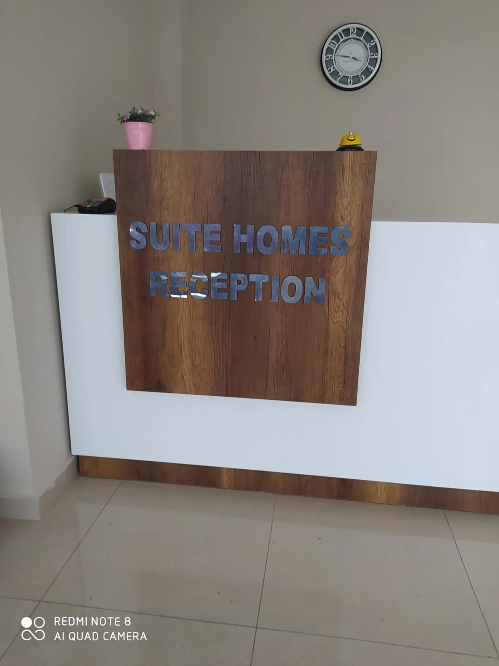 Suite Homes resepsiyonu için logo uygulaması