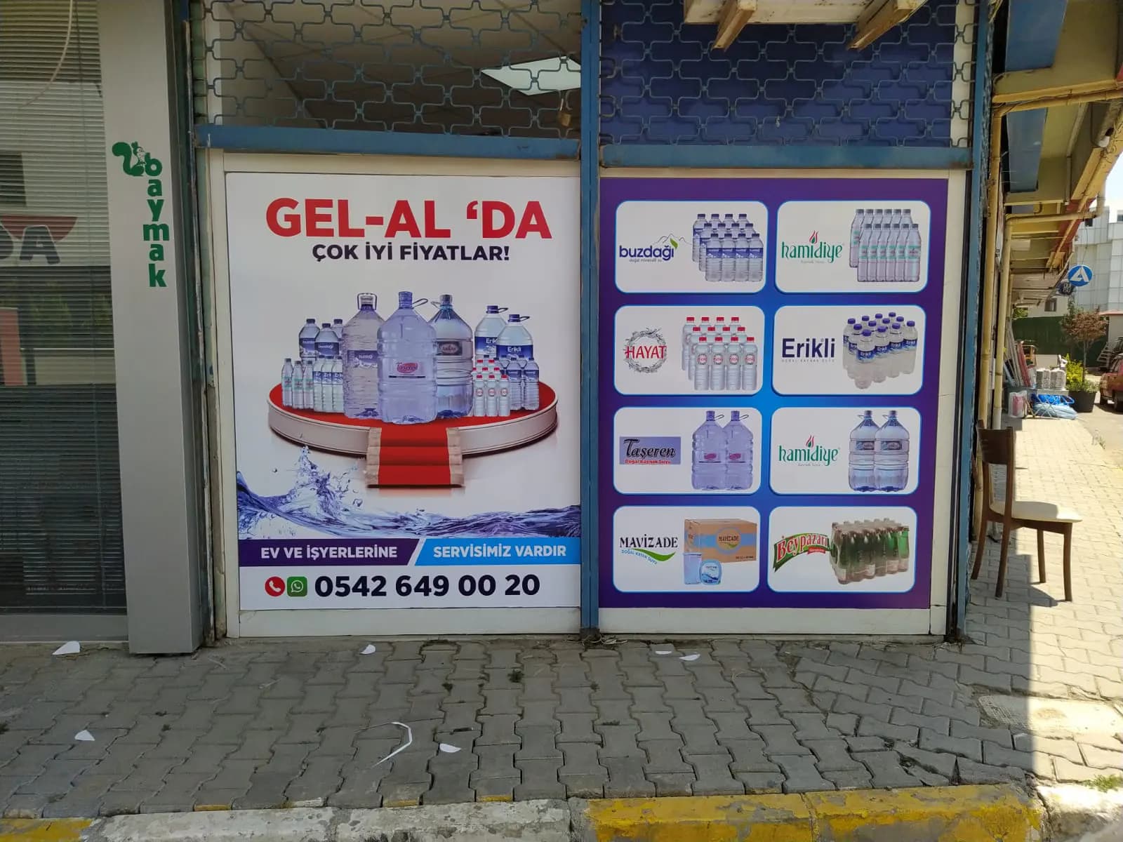Toptan satış mağazası için vitrin giydirme