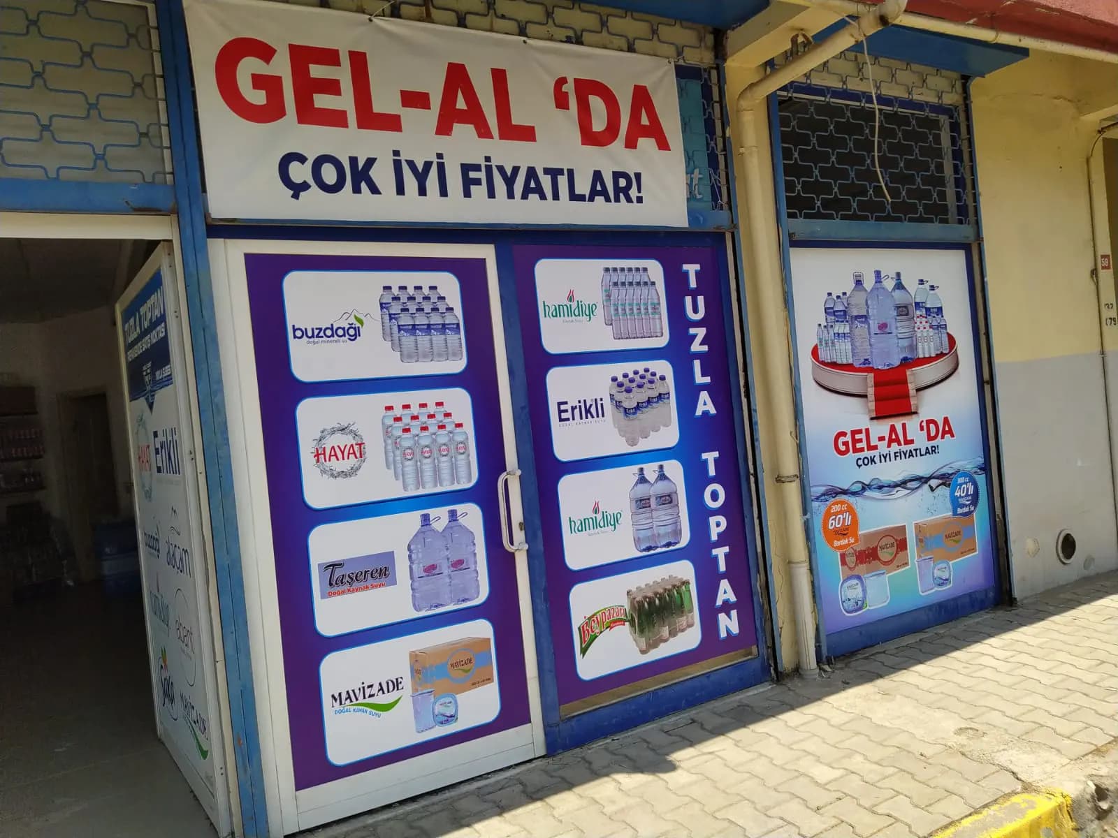 Tuzla’da bir toptan satış mağazası için cam giydirme ve tabela uygulaması