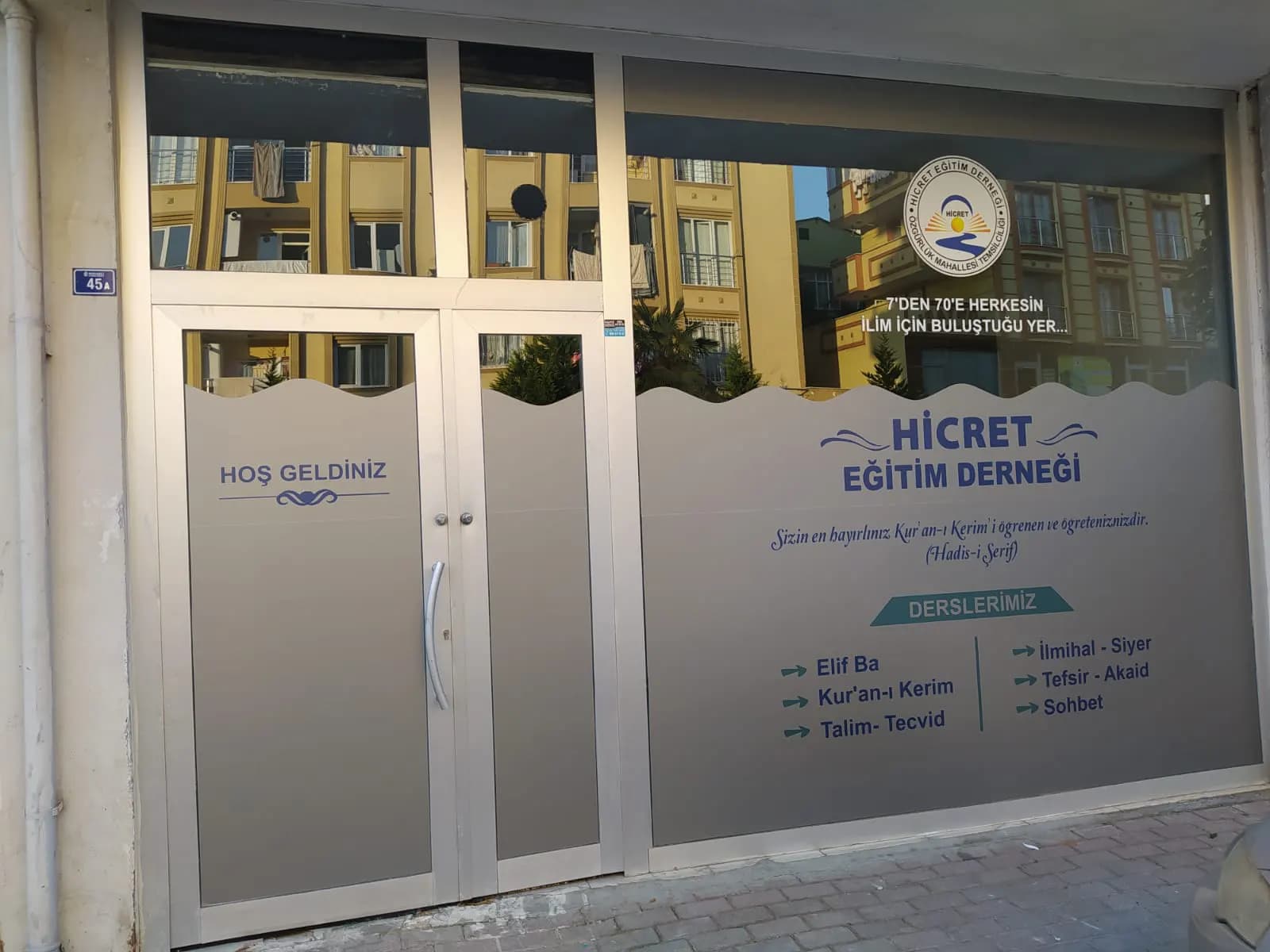 Dernek kapısı için kumlama folyo uygulaması
