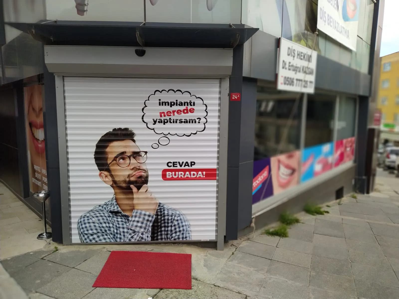 Diş kliniği için baskılı kepenk giydirme