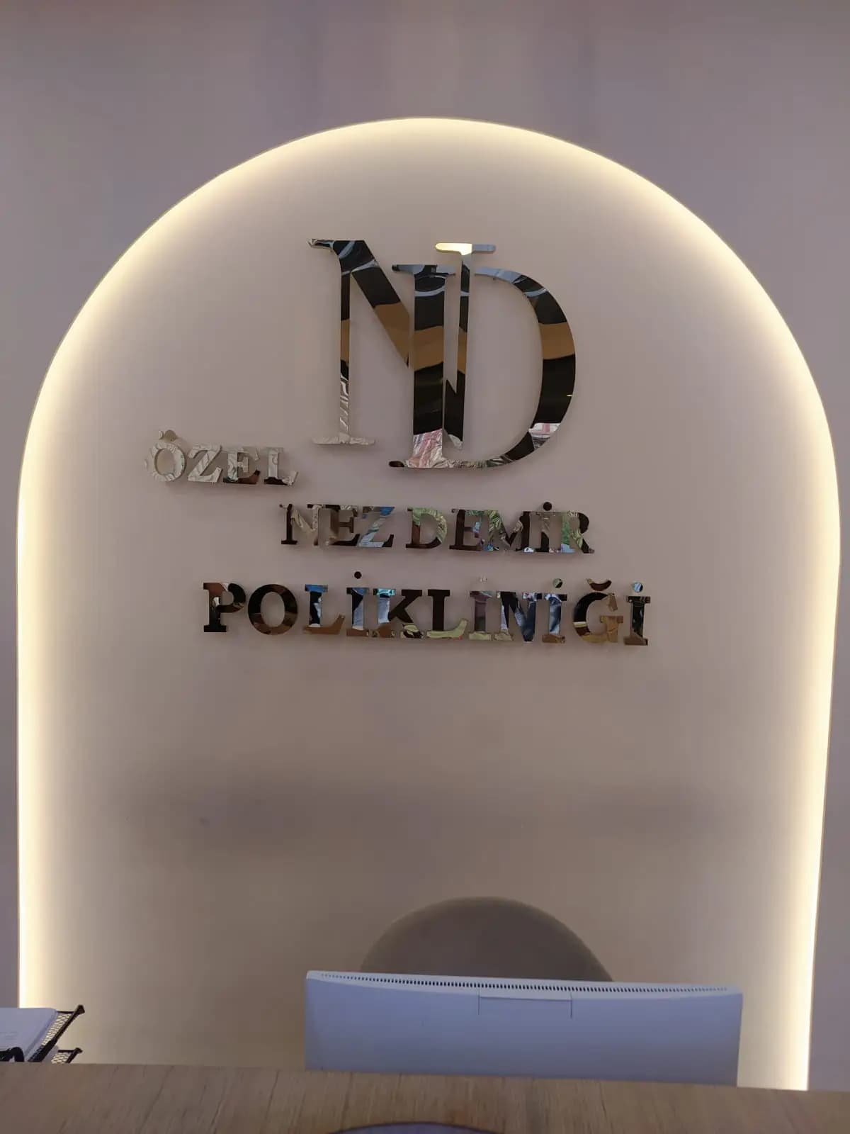 Poliklinik için aydınlatmalı logo panosu