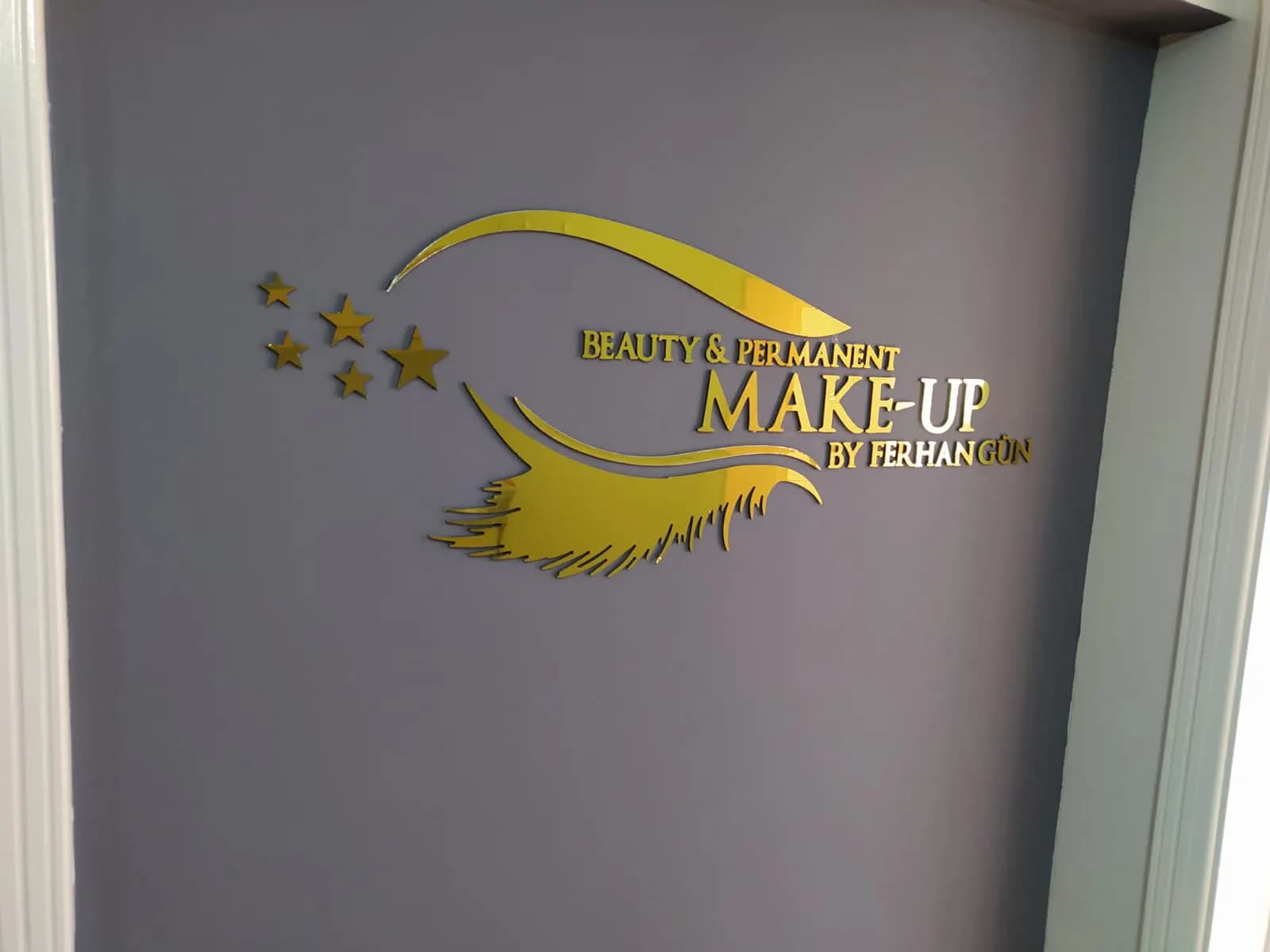 Güzellik salonu için gold logo uygulaması