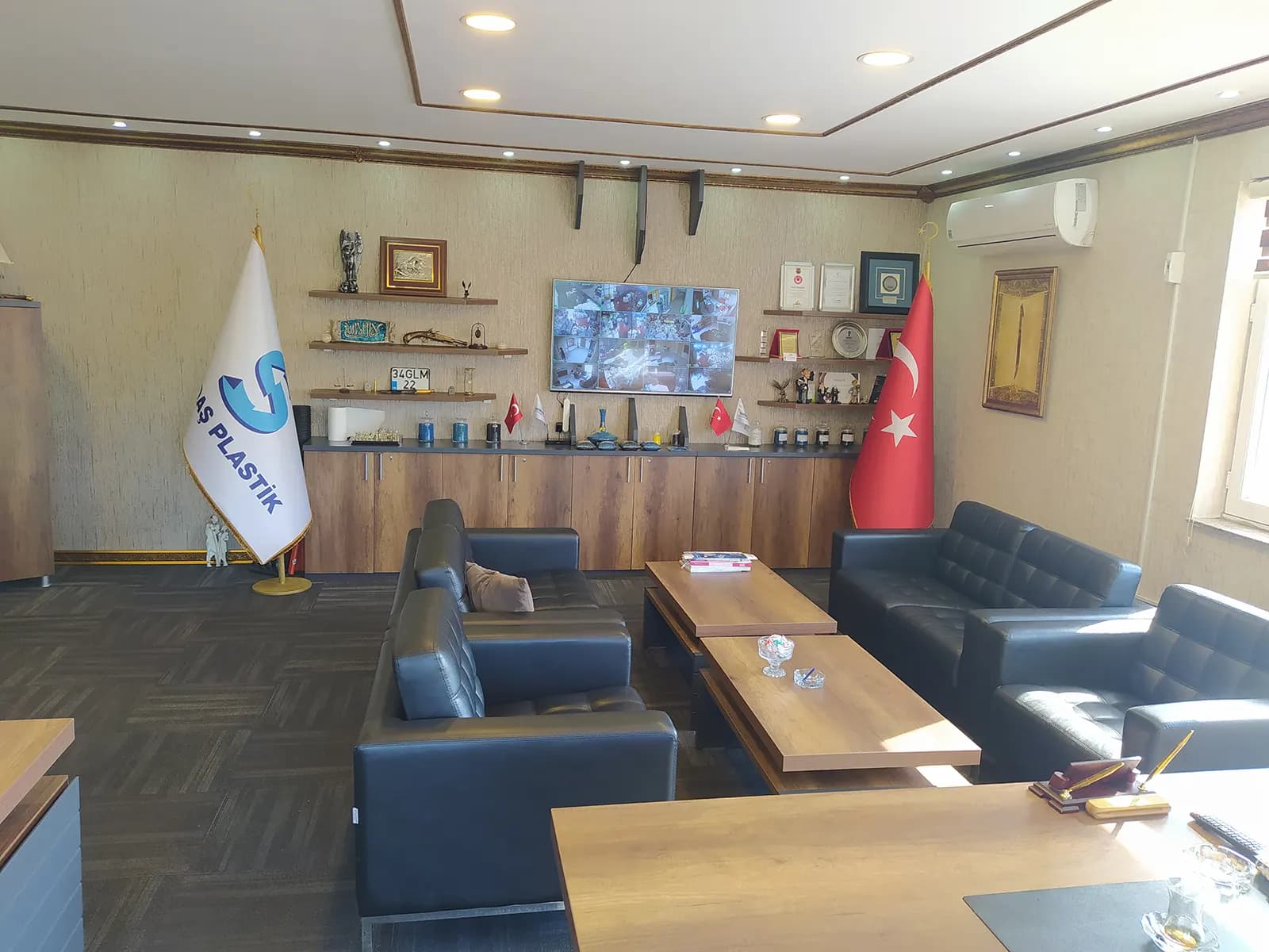 Kurumsal karşılama alanı için logolu bayrak uygulaması