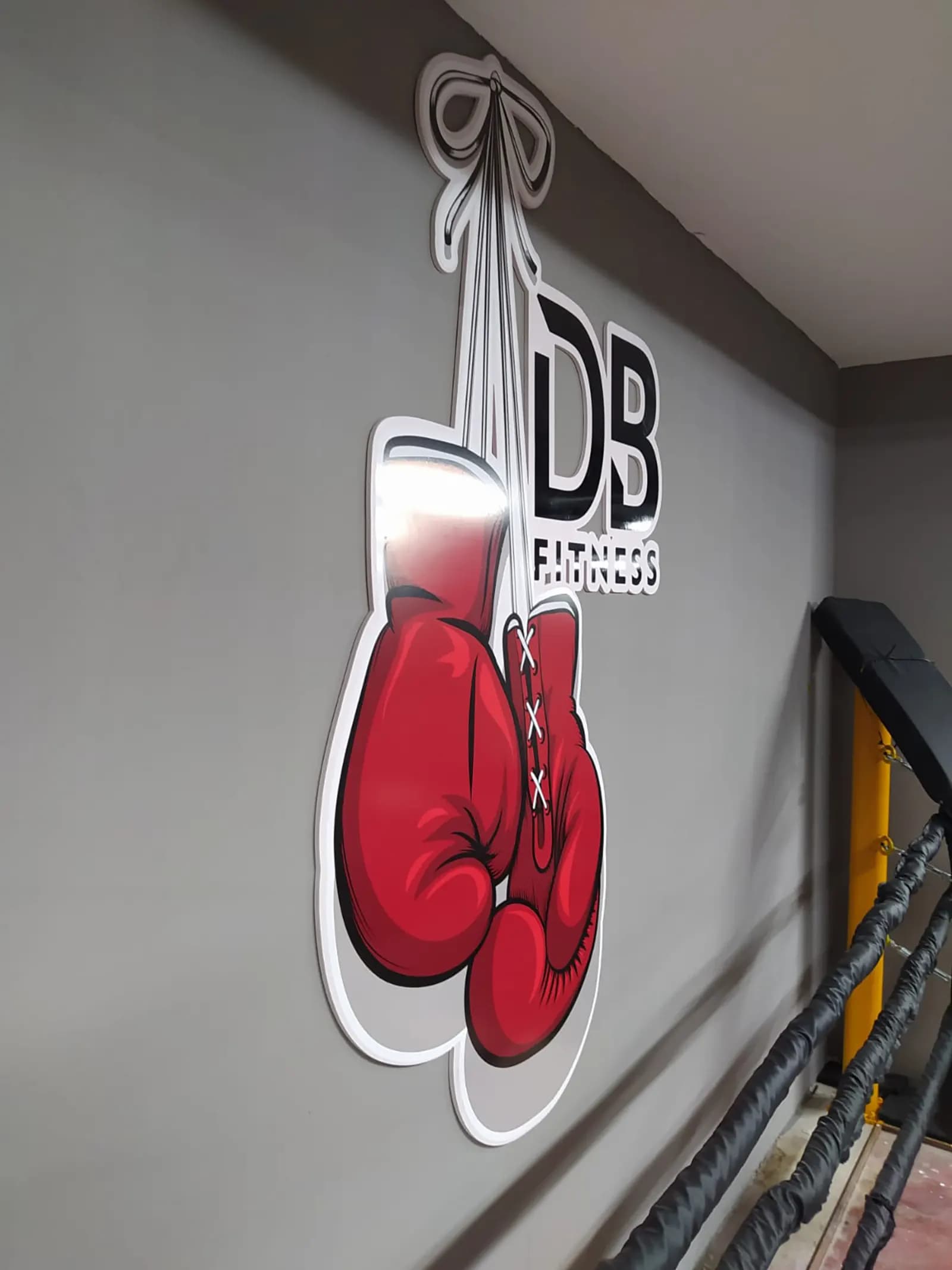 DB Fitness için duvar logo uygulaması