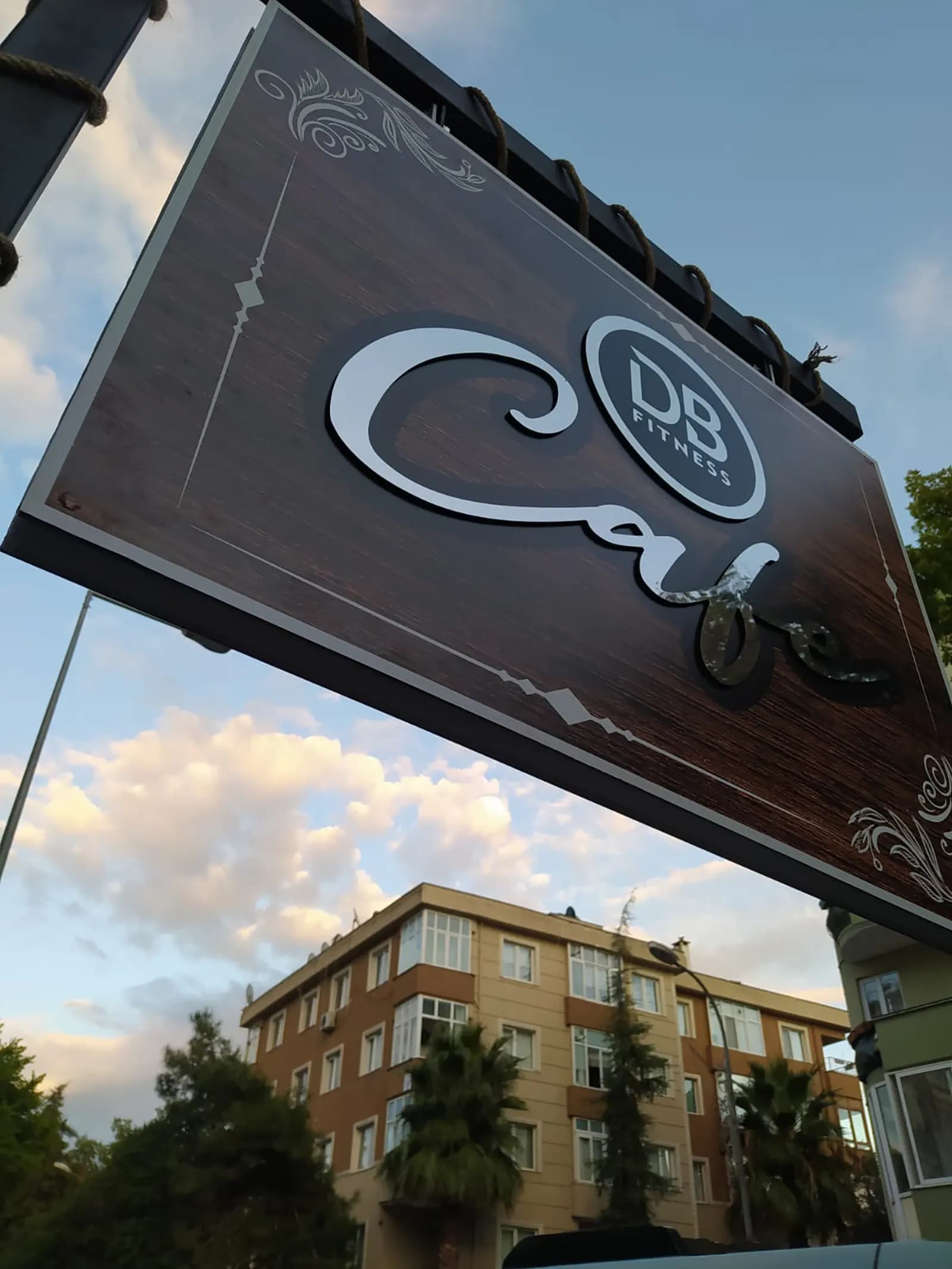 Kafe için ahşap panel üzeri krom harf tabela