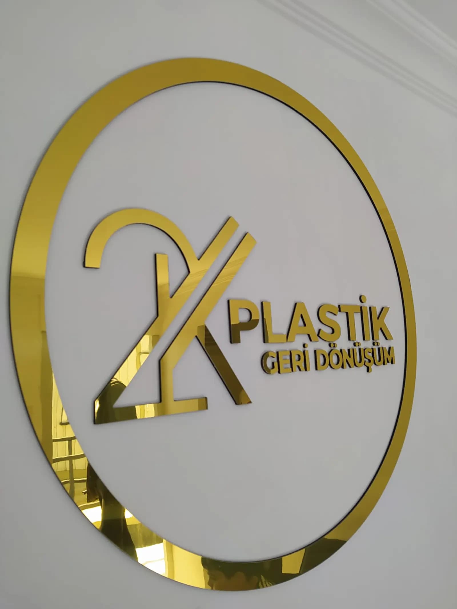 2K Plastik için gold logo uygulaması