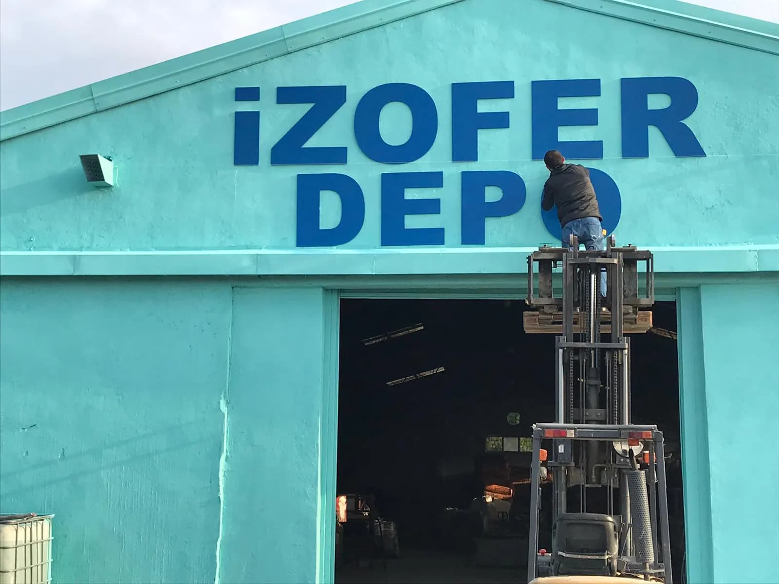 İzofer Depo için cephe harf montajı