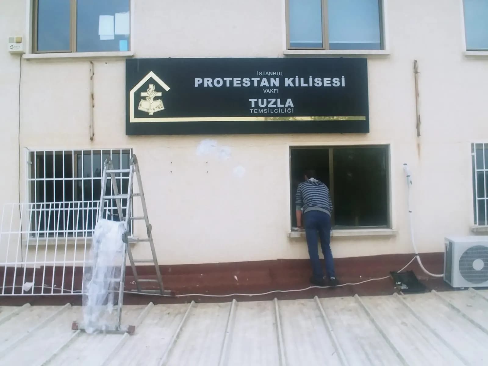 Bina cephesi için ışıksız tabela montajı